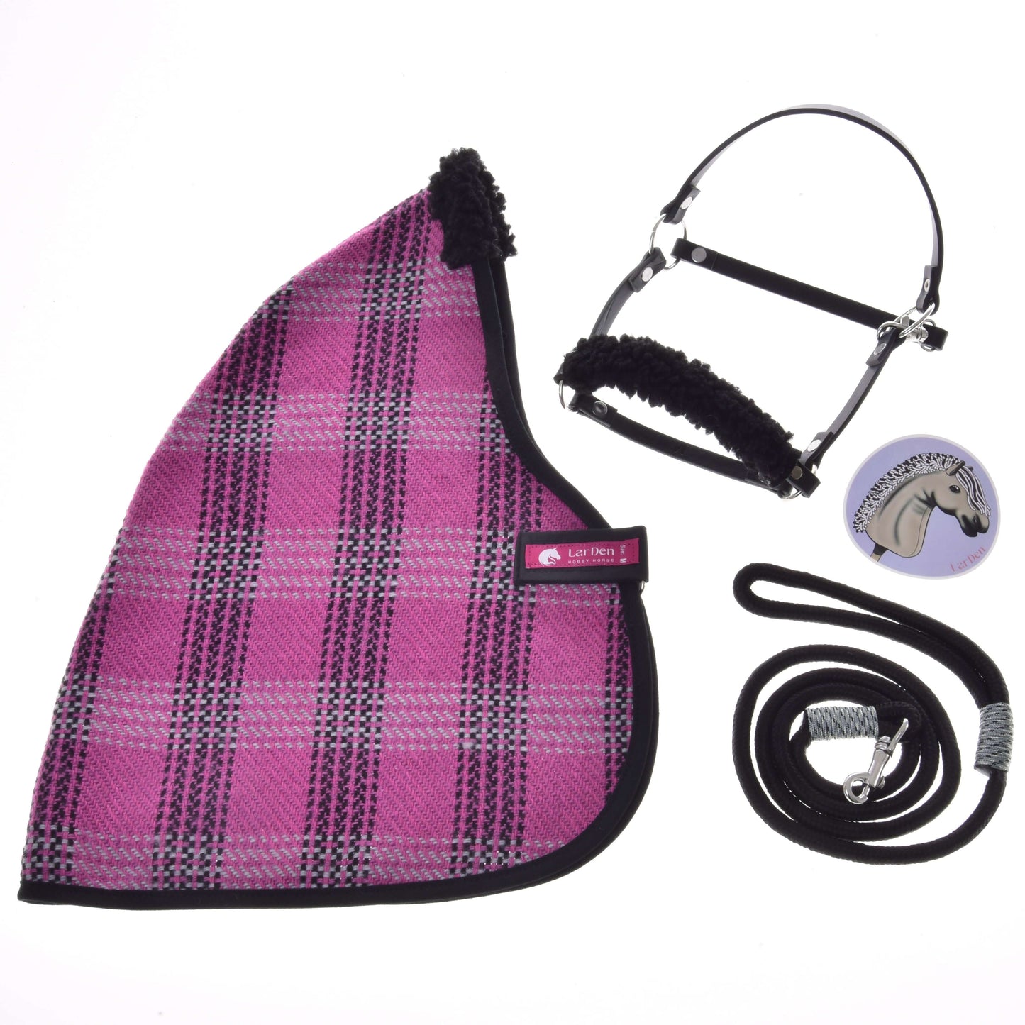 Das Set Harmony Pink von Hobby Horse LarDen enthält eine pink-schwarz karierte Stalldecke, ein schwarzes Halfter für Hobby Horse mit flauschigem Futter, einen passenden Führstrick und ein Pferdeabzeichen – ideal für jeden Hobby Horse-Fan.