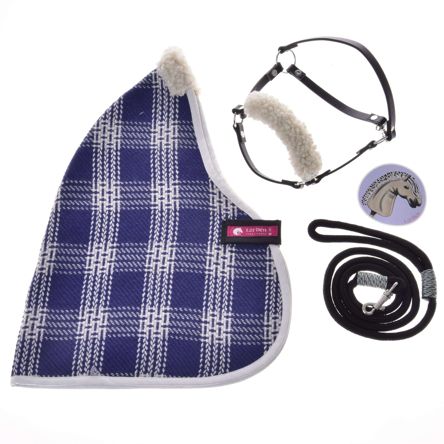 Ensemble Harmonie Victoire de Hobby Horse LarDen comprenant une couverture d’écurie bleue à carreaux, un licol noir avec polaire blanche, une longe noire enroulée avec mousqueton métallique et un badge rond tête de cheval sur fond blanc.