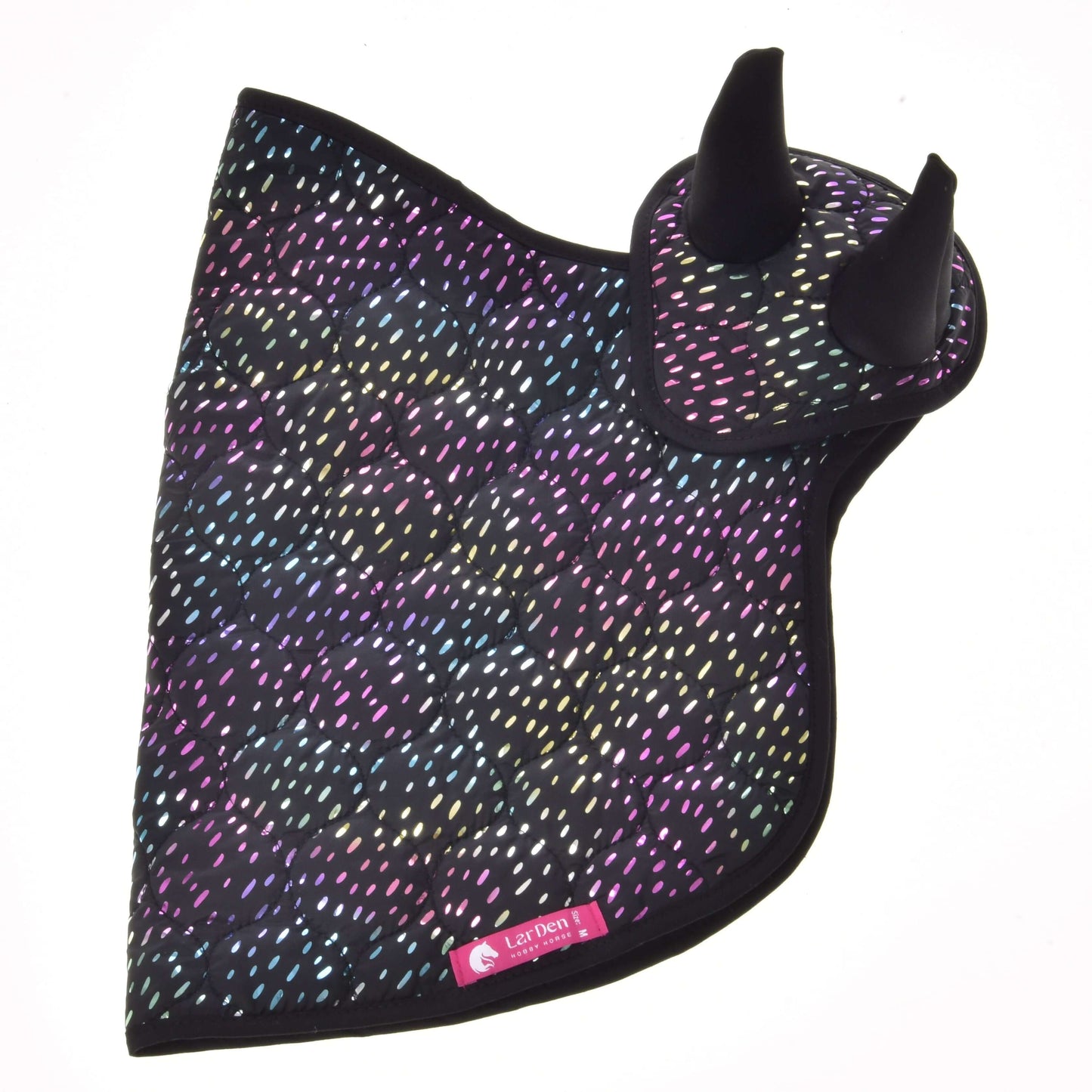 Ensemble Rêveur de Hobby Horse LarDen comprenant un bonnet d'oreilles noir et un tapis de selle assorti à motif de points colorés et étiquette rose, parfait pour décorer votre cheval et présenté sur fond blanc.