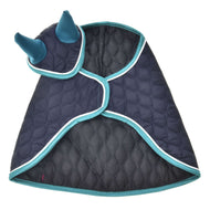 Hobby Horse LarDen Set Supreme Turquoise ist ein gesteppter dunkelblauer Umhang mit türkisfarbener Einfassung und Kapuze mit zwei Stoffhörnern, ideal als verspielte Hobby Horse Decke oder zur Verwendung in einem fantasievollen Fliegenhauben-Set.
