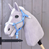 Seilhalfter Sky von Hobby Horse LarDen an einem grauen Plüsch-Hobby Horse mit weißer Blesse, blauem Seilhalfter und schwarzem Stockgriff.