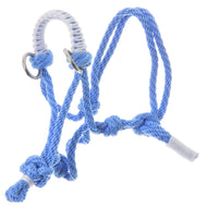 Seilhalfter Sky von Hobby Horse LarDen, ein blaues Seilhalfter aus Polypropylen mit weißen Akzenten und Metallringen, vor weißem Hintergrund. Es wurde für Hobby Horses entworfen und verfügt über mehrere Knoten und Schlaufen für eine einfache Handhabung.