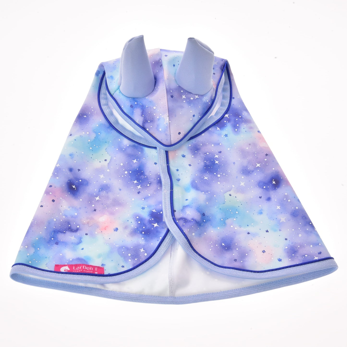 Regendecke Space von Hobby Horse LarDen hat ein pastellfarbenes Galaxiemuster, kleine weiße Sterne, violette Einfassung und weiche hellblaue Einhornohren. Dieser verspielte Umhang dient zugleich als Regendecke für Hobby Horse – perfekt für deine Hobby Horse Accessoire-Sammlung.