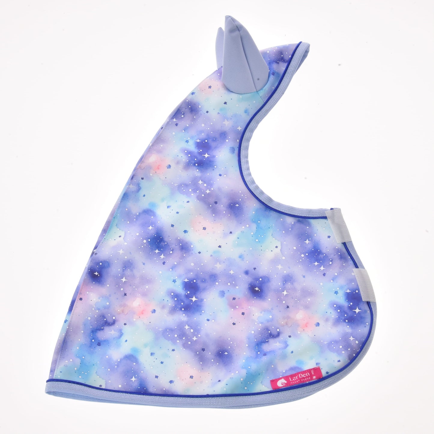 Die Hobby Horse LarDen „Regendecke Space“ ist ein pastellfarbener, galaxiegemusterter Brustlatz mit Einhornhorn und Ohren, lavendelfarbener Einfassung und Klettverschlüssen – perfekt, um deinen Hobby Horse Accessoires eine verspielte Note zu verleihen.