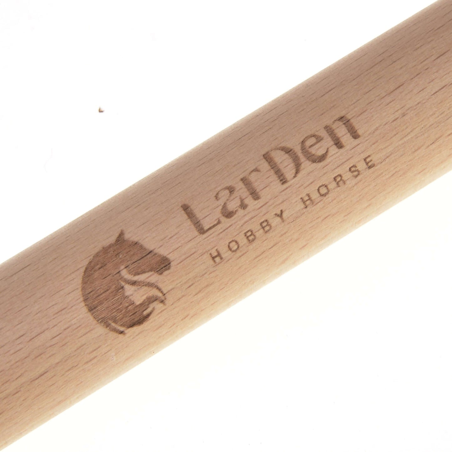 Nahaufnahme von Unterer Stock Standard von Hobby Horse LarDen mit Metallverbindung und eingraviertem Pferdekopf-Logo sowie „Hobby Horse LarDen“.
