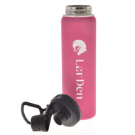 Eine rosa Sportflasche LarDen von Hobby Horse LarDen aus doppelwandigem Edelstahl mit silbernem Schraubdeckel, weißem Logo und Schriftzug. Mit schwarzem abnehmbarem Trinkverschluss mit Griff. Auslaufsicher. Beide Deckel vor weißem Hintergrund gezeigt.