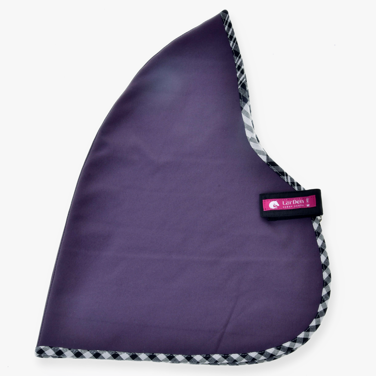 Couverture d’écurie Dahlia de Hobby Horse LarDen, couverture incurvée violette en PES avec bordure à carreaux noirs et blancs et étiquette avec icône de cheval Lär Dich!, présentée à plat sur fond blanc.