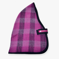 Stalldecke Pink von Hobby Horse LarDen, ein rosa-schwarzes kariertes Dreieck mit schwarzer Einfassung, gebogener Kante, schwarzem Riemen und pinkem Laz Bien Etikett – ideal für dein Lieblings-Hobby Horse.