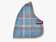 Stalldecke Scottish Cube von Hobby Horse LarDen aus blau-beige kariertem Stoff mit abgerundet dreieckigen Kanten, taupefarbenem Besatz und einem kleinen rosa-schwarzen Etikett auf einer Seite.