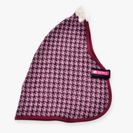 Stalldecke Winter Magic von Hobby Horse LarDen, dreieckige rosa-bordeauxfarbene Decke aus PES mit Hahnentrittmuster, bordeauxfarbenem Rand, weißer Schlaufe oben und rosa LickiMat-Etikett.