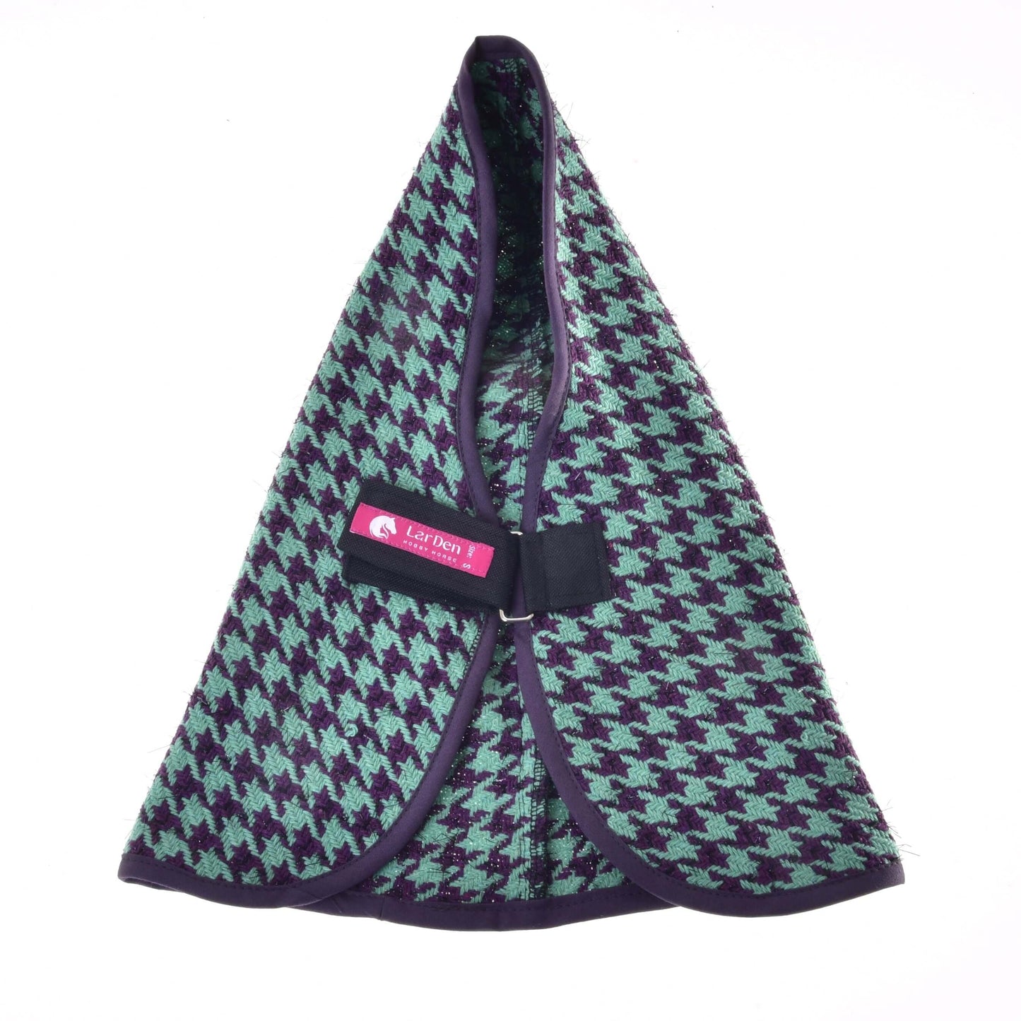 Couverture d'écurie verte de Hobby Horse LarDen, manteau pour animal à motif pied-de-poule vert et noir avec bordure violette, présenté à plat sur fond blanc. Il est inspiré du style de couverture pour Hobby Horse et comporte une étiquette rose Lott Dog Pet à la fermeture avant.
