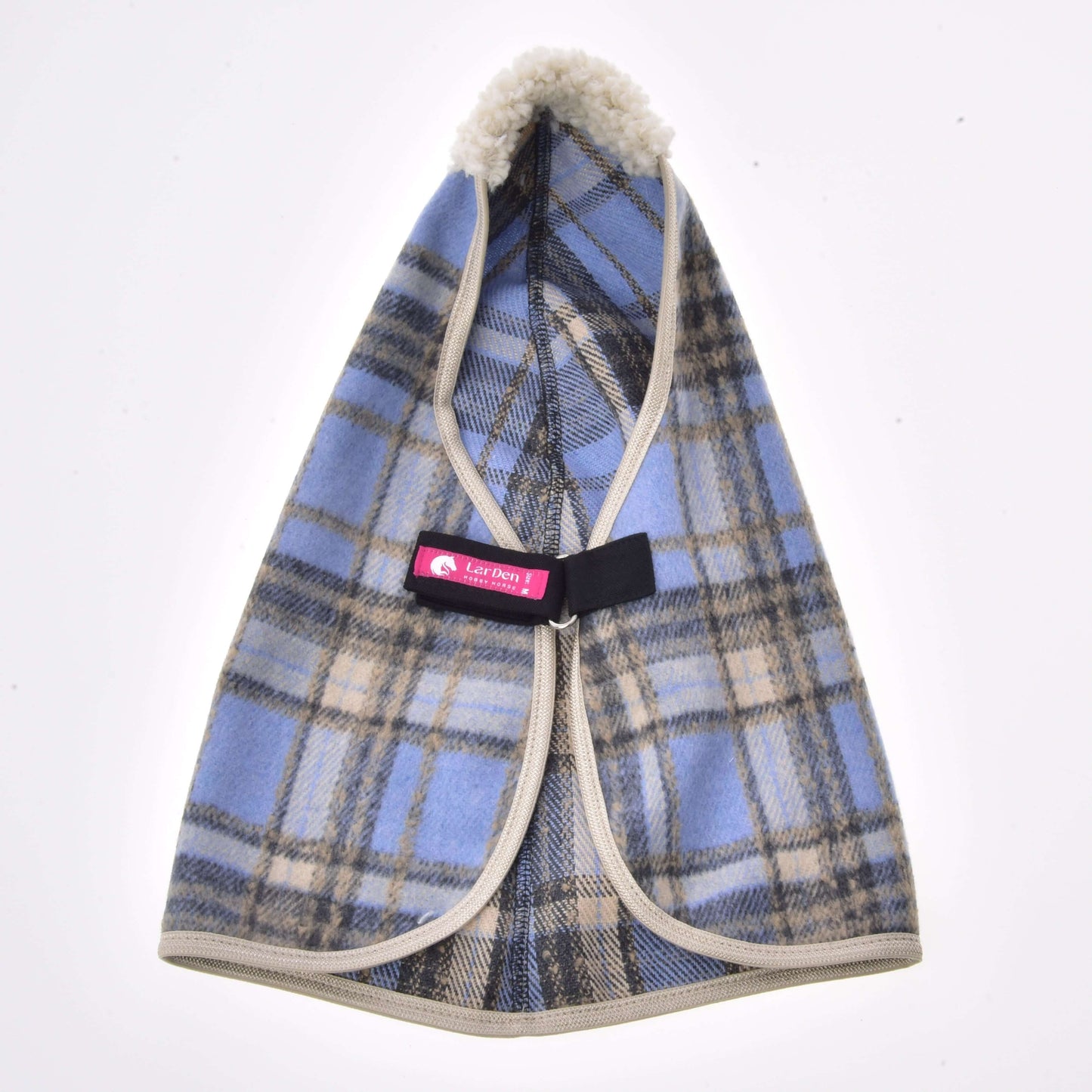 Die Stalldecke Light Blue von Hobby Horse LarDen ist ein blau-beige karierter Hunde-Fleece-Mantel mit cremefarbenem Besatz, flauschigem Kragen und schwarzem Riemen mit rosa Label, inspiriert von kuscheligen Pferdedecken.