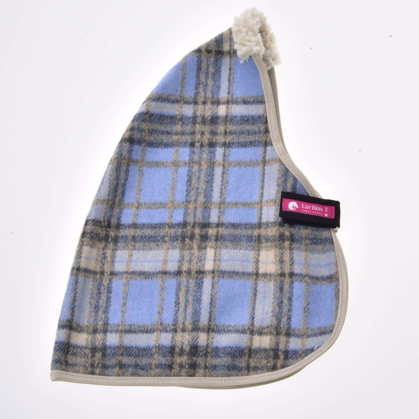 Die Stalldecke Light Blue von Hobby Horse LarDen ist eine dreieckige blaue und beige karierte Fleece-Mütze mit cremefarbenem Besatz, flauschiger weißer Spitze und einem rosa-schwarzen „Cat Den“-Etikett an einer Seite, inspiriert von kuscheligen Pferdedecken.