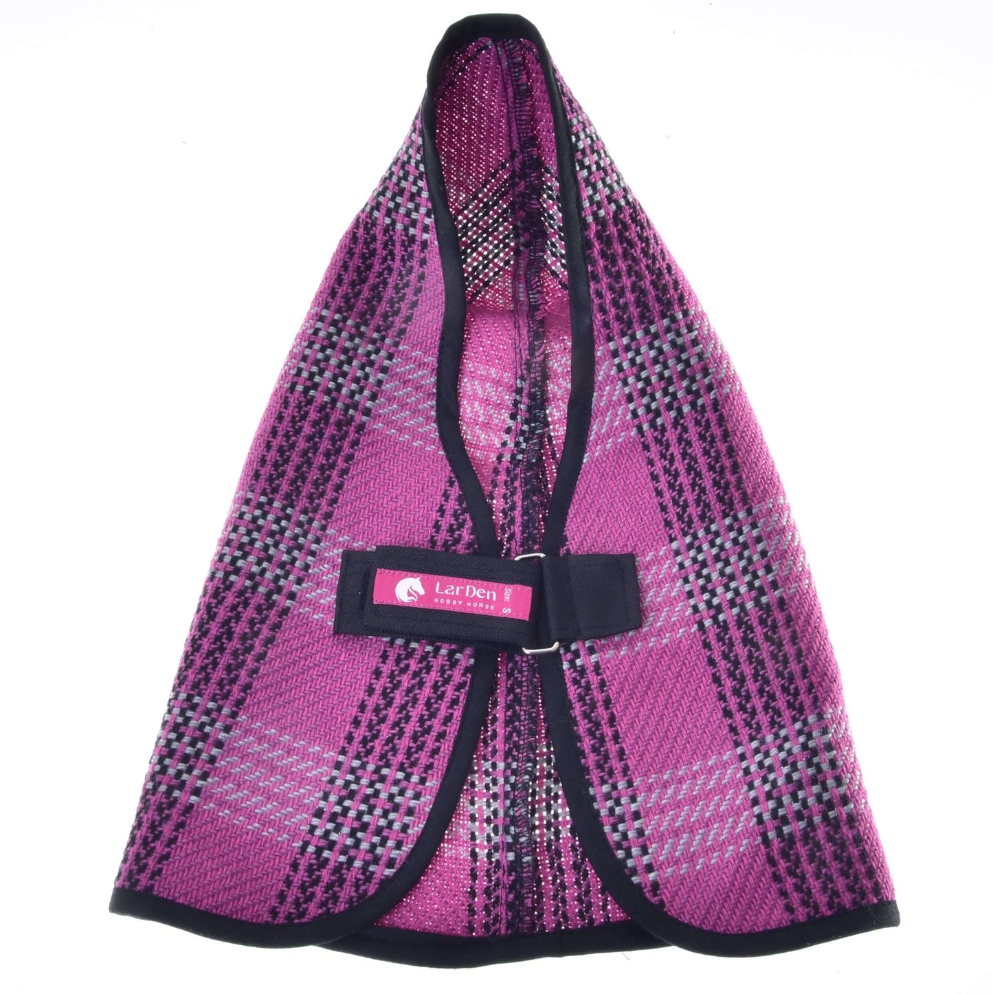 Manteau pour chien à carreaux roses avec bordure noire, à plat. Couverture d'écurie rose de Hobby Horse LarDen avec sangle Velcro et étiquette rose LarDen Pets, inspirée d'une couverture pour Hobby Horse.