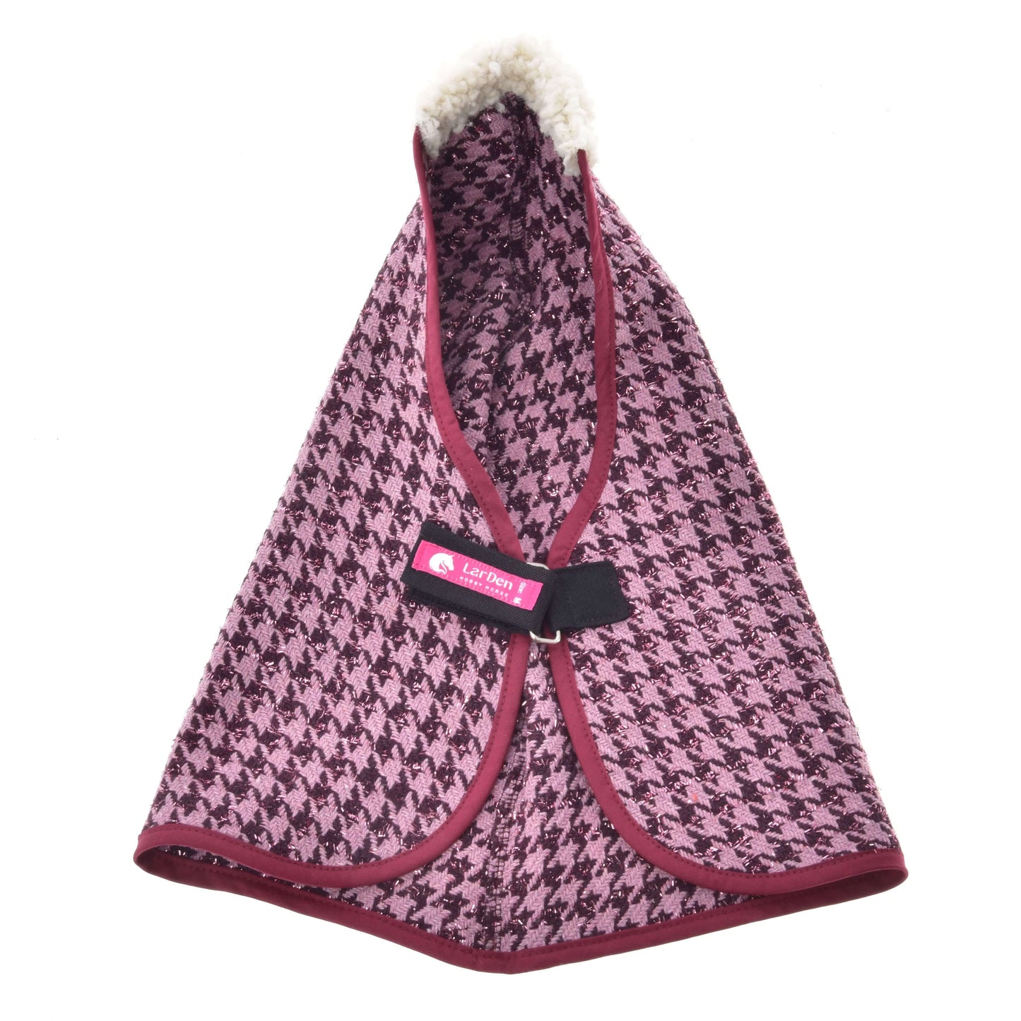 Couverture d'écurie Magie d'Hiver de Hobby Horse LarDen avec tissu PES pied-de-poule rose et noir, bordure bordeaux, col blanc duveteux, attache à sangle noire et étiquette rose Loff Petit — idéale pour ajouter un style chic à votre hobby horse.