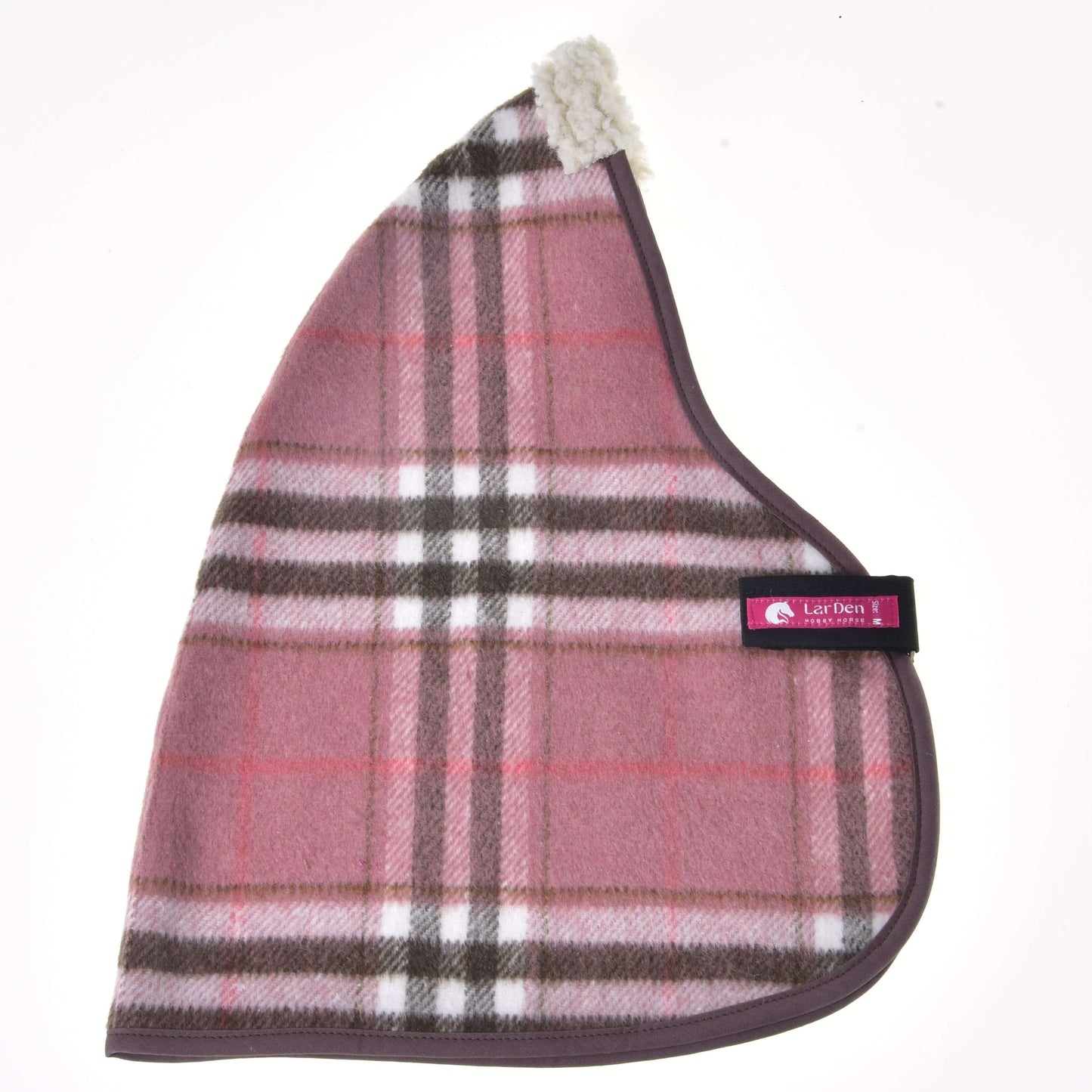 Die Stalldecke Lady von Hobby Horse LarDen ist eine rosa-braun-weiß karierte Fleece-Mütze in dreieckiger Form mit grauer Einfassung, weicher weißer Spitze und Klettverschluss mit rosa „Ear Bon“-Etikett – gemütlich wie eine Hobby Horse Decke.