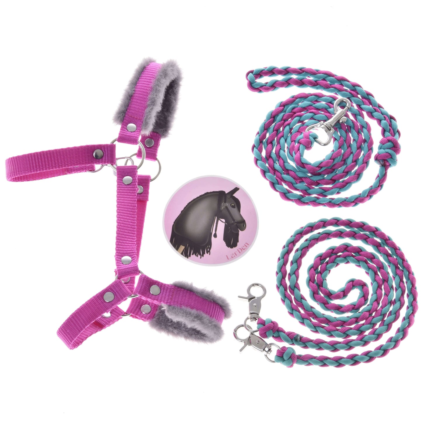 Ensemble Combinaison Parfaite Rose de Hobby Horse LarDen comprenant un licol rose et gris rembourré de fourrure, deux longes tressées bleues et roses avec mousquetons argentés, et un badge rond avec cheval noir sur fond rose, accessoires idéaux pour Hobby Horse.