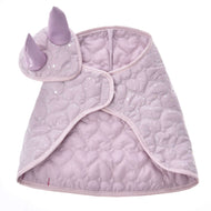 Das Set Sweetest Heart von Hobby Horse LarDen ist ein gesteppter, helllila Haustier-Umhang mit zwei lavendelfarbenen Hörnern und einer herzgemusterten, dezent glitzernden Struktur, die an eine verspielte Hobby Horse-Decke erinnert, flach vor weißem Hintergrund gezeigt.