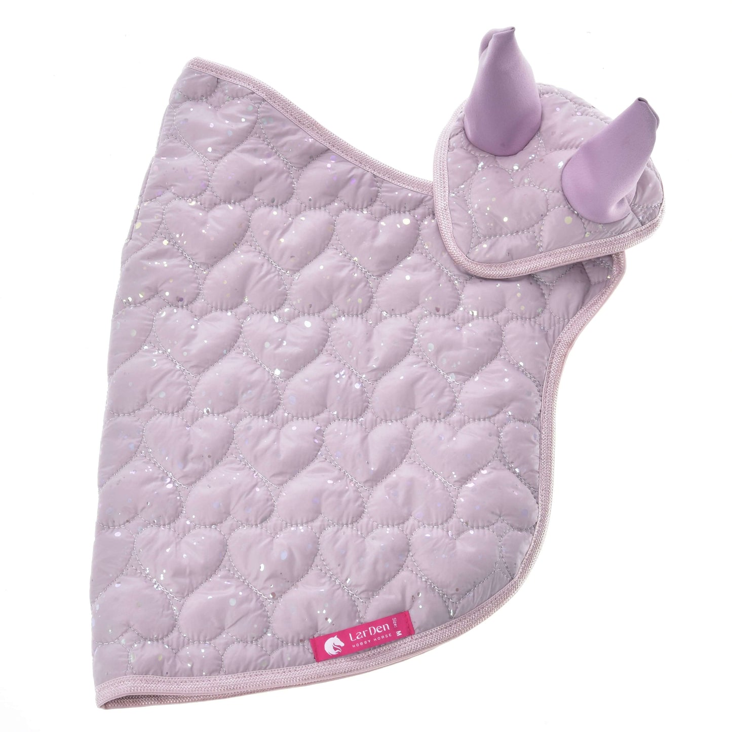 Das Set Sweetest Heart von Hobby Horse LarDen ist eine helllila, herzgesteppten Fliegenhaube mit Glitzerdetails, zwei aufrechten Ohren und einem rosa Laz Dress-Label – ideal zum Kombinieren mit deiner liebsten Hobby Horse-Decke.