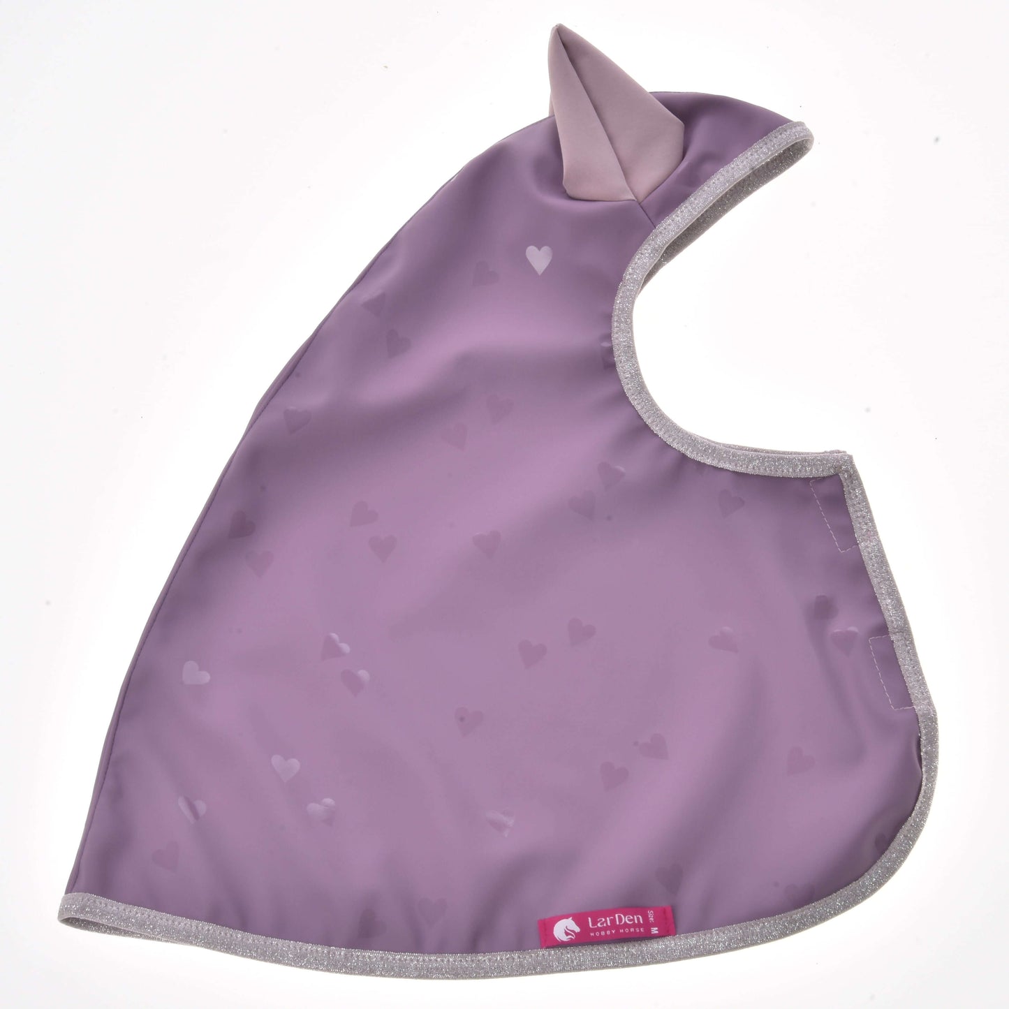 Imperméable Chéri de Hobby Horse LarDen, bavoir lavande pour bébé avec motif cœur, bordure grise, petite oreille en tissu en haut et étiquette rose avec texte blanc, idéal comme adorable accessoire pour Hobby Horse.