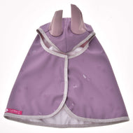 Die Regendecke Sweetheart von Hobby Horse LarDen ist eine hellviolette Reit-Regendecke mit silbernem Besatz, Herzmuster und zwei weichen aufrechten Ohren an der Kapuze. Flach ausgelegt zeigt sie ein rosa Etikett – ein charmantes Allwetter-Accessoire.