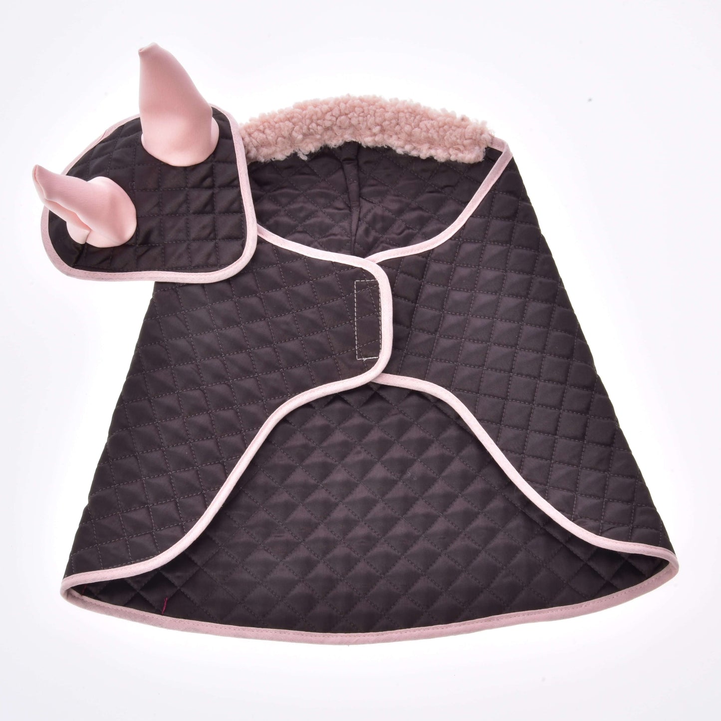 Set Thermo Sweety von Hobby Horse LarDen ist ein gesteppter dunkelbrauner Mantel für Haustiere mit hellrosa Besatz, mit Kapuze mit weichen rosa Ohren, flauschigem Kragen und vorderem Verschluss – perfekt für kleine Haustiere. Inspiriert von Pferdedekoration.