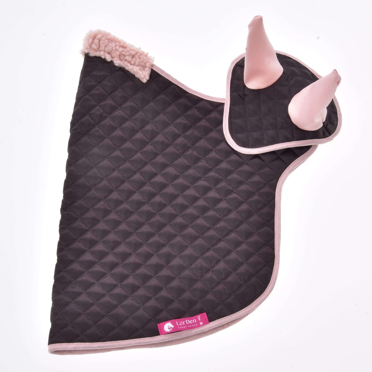 Set Thermo Sweety von Hobby Horse LarDen ist eine schwarze gesteppte Schabracke mit hellrosa Besatz und passender Fliegenhaube mit rosa Ohren, perfekt zur Dekoration für Pferd oder Hobby Horse. Vor weißem Hintergrund mit einem rosa Logoanhänger gezeigt.