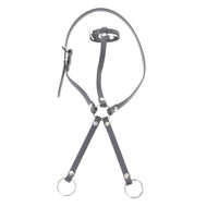 Die Hobby Horse LarDen Martingale dunkelgrau hat ein Kunstleder-Design mit Metallschnalle, verstellbaren Riemen und zwei Metallringen an den Enden, flach liegend vor weißem Hintergrund.