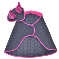 Das Set Thermo schwarz mit Pelz von Hobby Horse LarDen ist ein gemütlicher schwarzer gesteppter Mantel mit weichem Pelzbesatz und zwei Einhornhörnern an der Kapuze, ideal als wärmende Decke für kleine Haustiere.