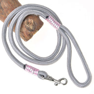 Hobby Horse LarDen Hobby Horse - Führstrick Tizian, ein grauer Führstrick mit rosa und silbernen Akzenten und Metallkarabiner, auf Holz aufgewickelt vor weißem Hintergrund abgebildet – ein unverzichtbares Accessoire für jeden Tierhalter, der Qualität sucht.