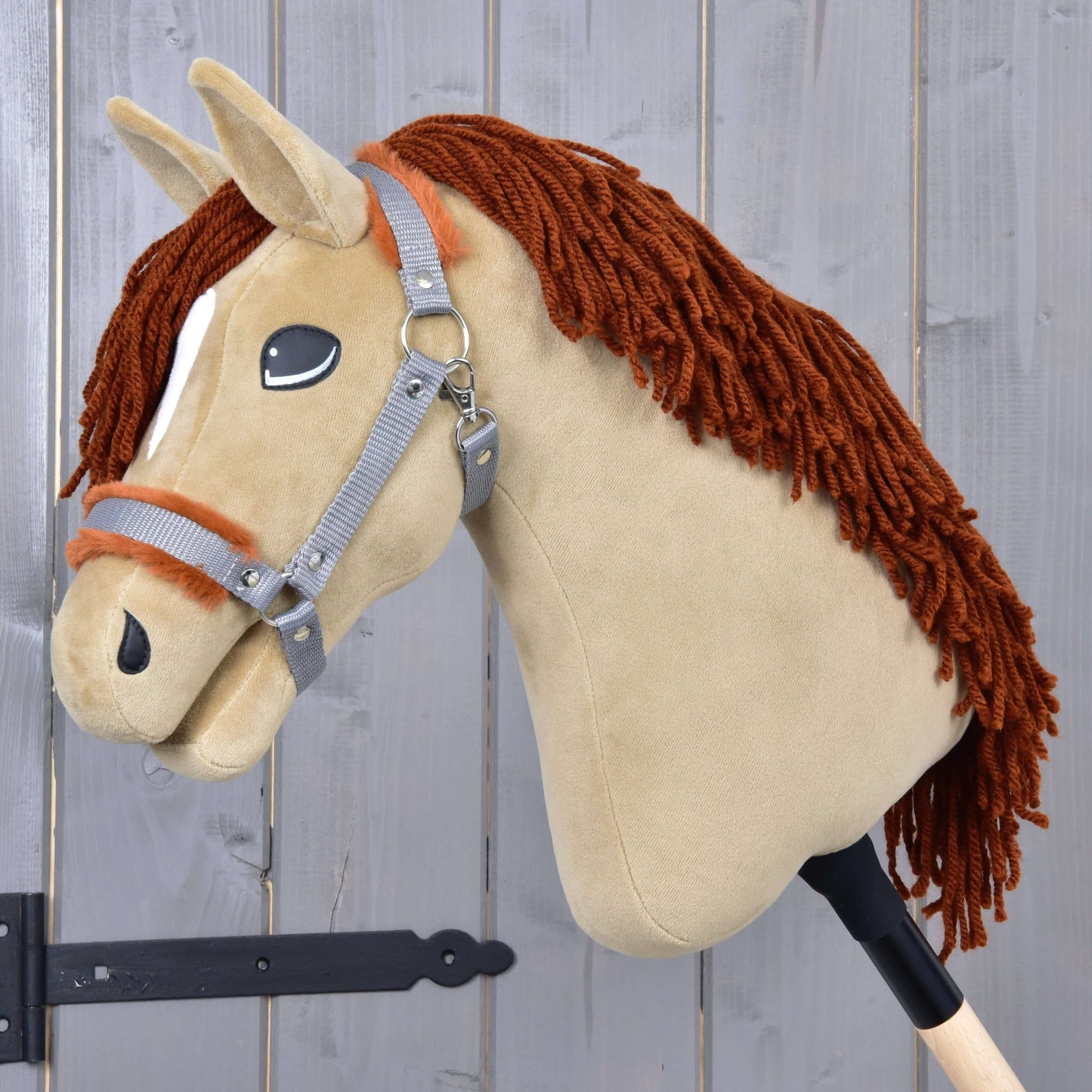 Hobby Horse Oliver avec licol noir + licol en fourrure GRATUIT de Hobby Horse LarDen, avec tête en feutre beige, crinière en fil brun, bride grise et manche en bâton de bois, capturant l’essence d’un étalon Oldenbourg.