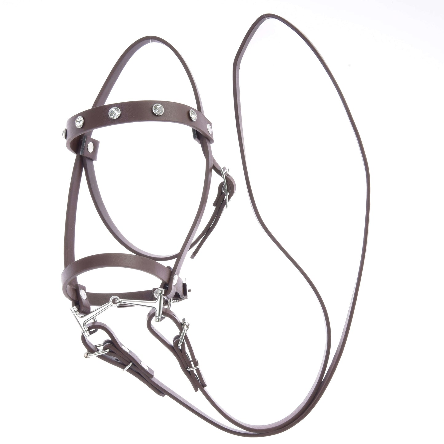 Das Hobby Horse LarDen Komplettes Kunstlederzaumzeug Braun mit Ziersteinen verfügt über Metallschnallen, abnehmbare Zügel, ein Genickstück und dekorative Akzente, alles vor weißem Hintergrund gezeigt.