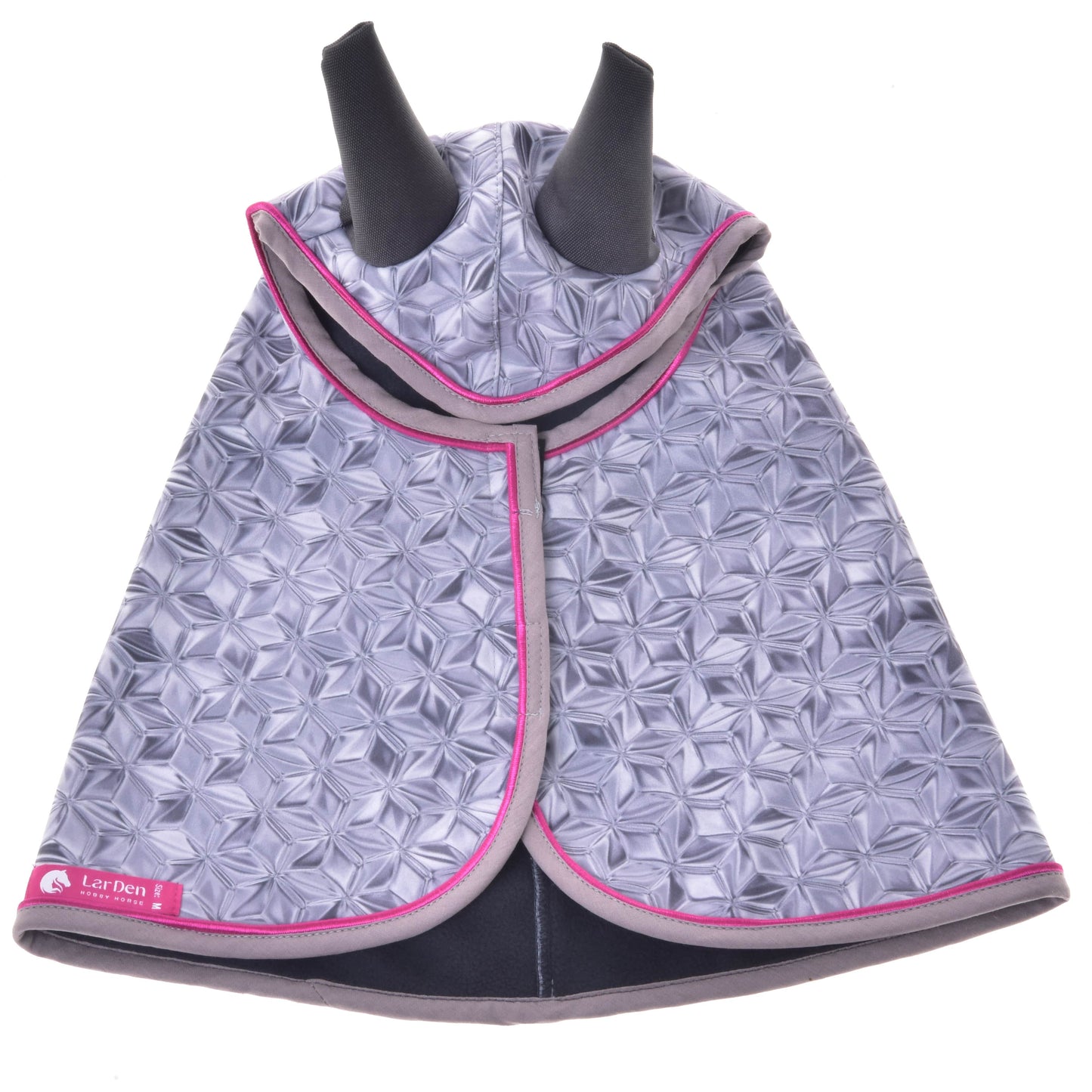 Die Regendecke Valentine von Hobby Horse LarDen ist ein grauer, gesteppter Hundemantel mit geometrischem Muster, rosa Besatz, Ohröffnungen oben und einem kleinen roten Label unten links. Flach ausgelegt zur Präsentation.