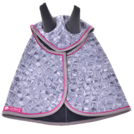 Die Regendecke Valentine von Hobby Horse LarDen ist ein grauer, gesteppter Hundemantel mit geometrischem Muster, rosa Besatz, Ohröffnungen oben und einem kleinen roten Label unten links. Flach ausgelegt zur Präsentation.
