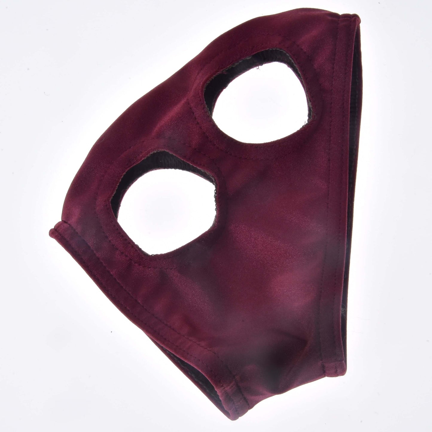 Masque de cheval sans oreilles en velours de Hobby Horse LarDen, masque en velours bordeaux avec deux grandes ouvertures pour les yeux, présenté sur fond blanc.