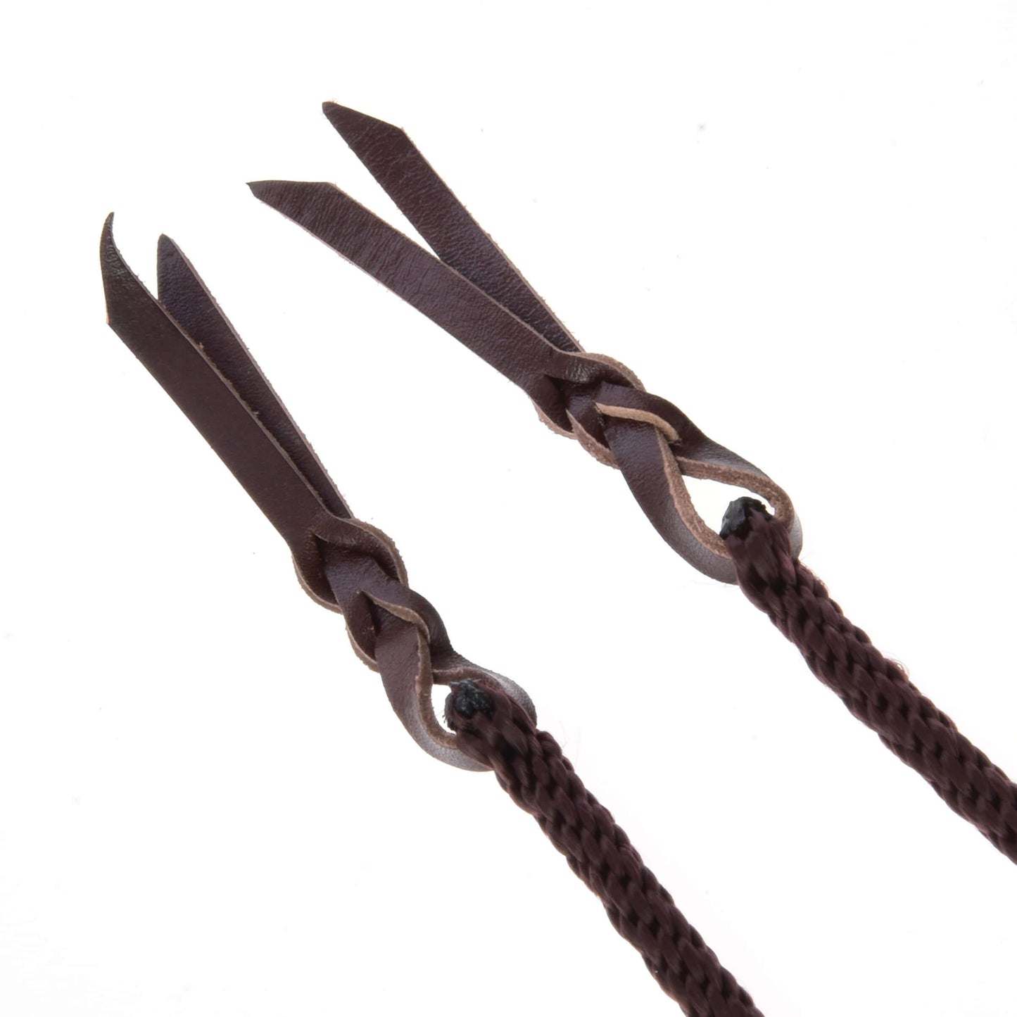 Gros plan sur les Rênes Western Fendues Kansas de Hobby Horse LarDen : deux rênes fendues marron avec cordons tressés et extrémités en cuir en boucle, chacune fixée par un nœud et fendue en deux lanières pointues, sur fond blanc.
