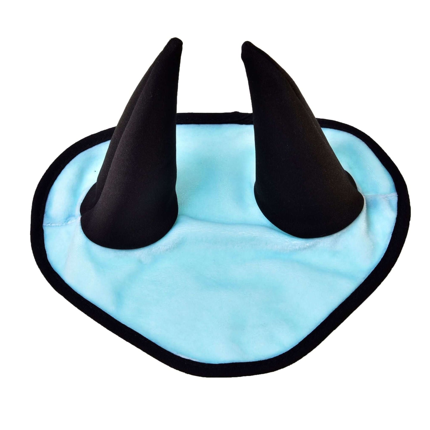 Ohrenkappe Eisblau von Hobby Horse LarDen mit hell eisblauem Design, zwei hohen, spitzen schwarzen Hörnern und schwarzer Einfassung, flach vor weißem Hintergrund.