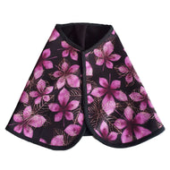 Decke Kastanie Lila von Hobby Horse LarDen, eine schwarze Softshell-Pferdedecke mit auffälligem rosa-lila Blumenmuster und goldenen Akzenten, mit großen Blättern und Blumen, flach ausgelegt vor weißem Hintergrund.