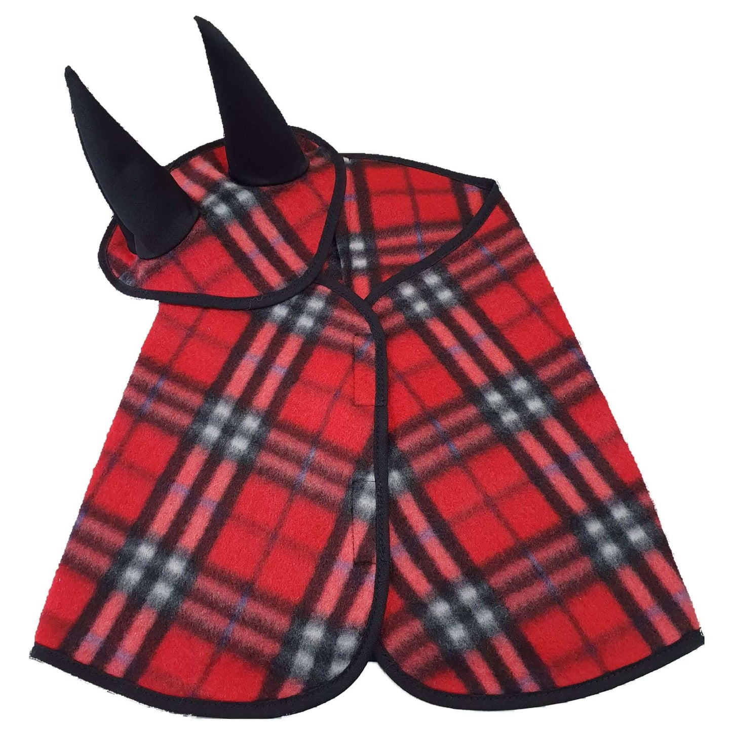 Set kariert rot fleece (Ohrenkappe + Decke) (Gr. M) von Hobby Horse LarDen mit rot-schwarzem Karodesign, schwarzer Einfassung und zwei hohen schwarzen Hörnern, flach ausgelegt vor weißem Hintergrund.