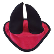 Ohrenkappe Himbeere von Hobby Horse LarDen, ein rotes Stoffdreieck mit schwarzer Einfassung und zwei aufrechten schwarzen Hörnern, als Kostüm-Accessoire gestaltet.