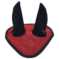 Ohrenkappe Thermo Bordeaux von Hobby Horse LarDen mit rotem gestepptem Stoff, schwarzer Einfassung und hohen schwarzen Ohrenschützern, bietet stilvollen Insektenschutz im klassischen Design einer Fliegenhaube für Pferde.