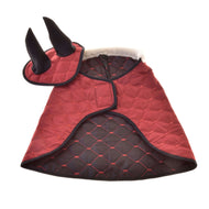 Set Thermo Bordeaux (Ohrenkappe + Decke) von Hobby Horse LarDen; dieses Set enthält eine rot-schwarze gesteppte Decke mit Kunstfell und eine passende Haube mit zwei großen schwarzen Hörnern, vor weißem Hintergrund.