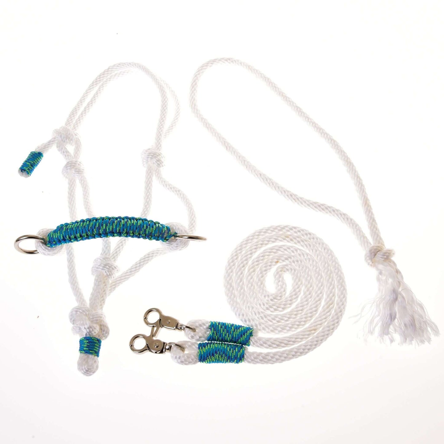 Ensemble de corde blanc festif de Hobby Horse LarDen, avec licol blanc et cordelette bleue et verte, clips et anneaux métalliques — équipement d’équitation fait main idéal pour Hobby Horse, présenté élégamment sur un fond blanc.