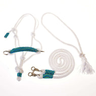 Ensemble de corde blanc festif de Hobby Horse LarDen, avec licol blanc et cordelette bleue et verte, clips et anneaux métalliques — équipement d’équitation fait main idéal pour Hobby Horse, présenté élégamment sur un fond blanc.