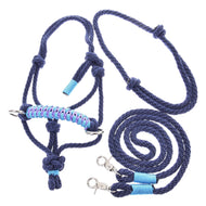 Ensemble de corde bleu foncé de Hobby Horse LarDen, comprenant un licol en corde bleu marine avec accents bleu clair, anneaux métalliques argentés et longe assortie avec mousquetons en métal, idéal comme équipement d’équitation pour les passionnés.