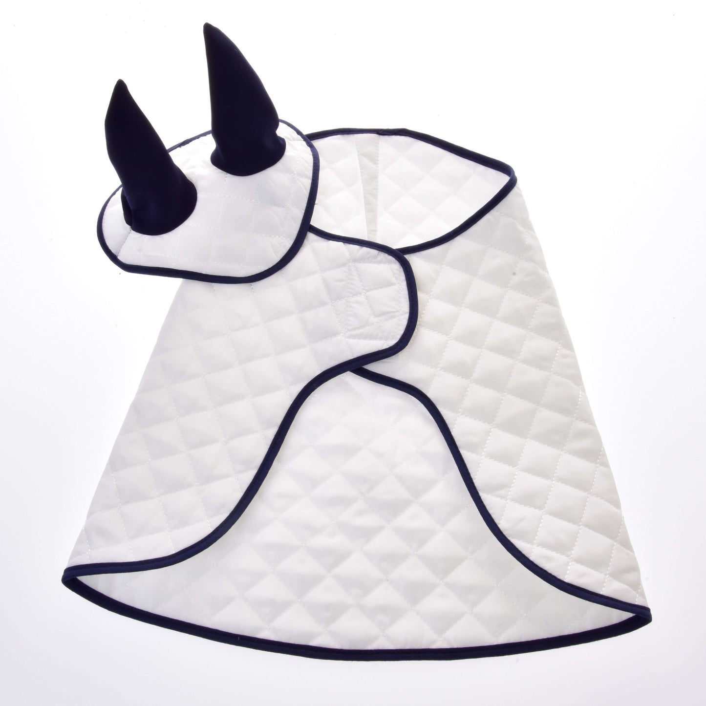 Set Thermo White (Ohrenkappe + Decke) von Hobby Horse LarDen enthält eine weiße gesteppte Decke mit dunkler Einfassung in Umhangform und eine passende Ohrenkappe mit zwei aufrechten schwarzen Hörnern.