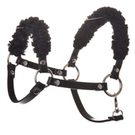 Schwarzes Halfter mit schwarzem Fell - Kunstleder von Hobby Horse LarDen mit Metallringen und Schnallen sowie weichem, gepolstertem Fleece an Nasenriemen und Genickstück für Komfort – perfekt für Hobby Horse und echte Pferde.