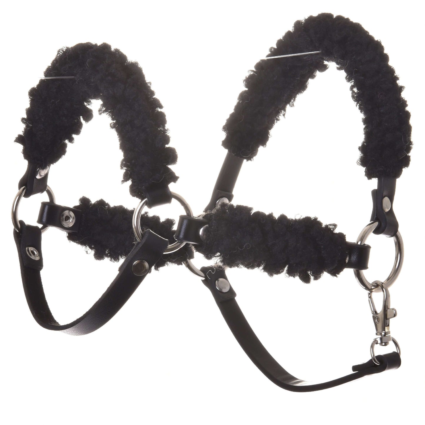 Licou noir avec fourrure noire complète - similicuir de Hobby Horse LarDen, licou en similicuir avec anneaux, boucles et rembourrage noir doux pour le confort. Présenté sur fond blanc.