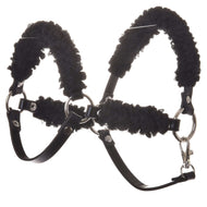 Schwarzes Halfter mit Full Schwarzem Fell - Kunstleder von Hobby Horse LarDen, ein Halfter für Hobby Horse aus Kunstleder mit Metallringen, Schnallen und weicher schwarzer Polsterung für Komfort, vor weißem Hintergrund.