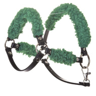 Schwarzes Halfter mit Full Grünem Fell - Kunstleder von Hobby Horse LarDen aus Kunstleder mit fleeceartiger Polsterung am Nasenriemen, an den Backenstücken und am Genickstück sowie Metallringen und Schnallen zur einfachen Anpassung – ideal als Halfter für Pferde oder als Halfter für Hobby Horse.